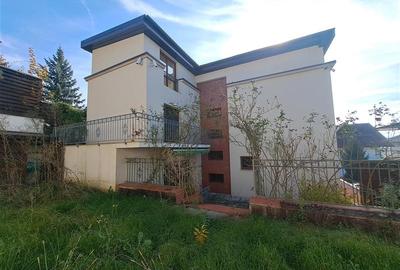 Casă individuală cu 10 camere în Grigorescu