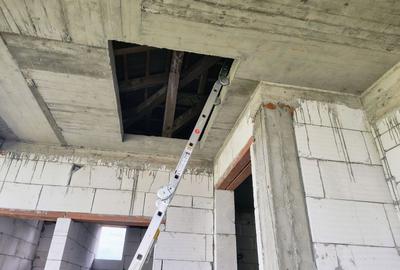 Casă la roșu,  – Oradea, str. Caișilor. 175 000 E . Comision 0 - 8