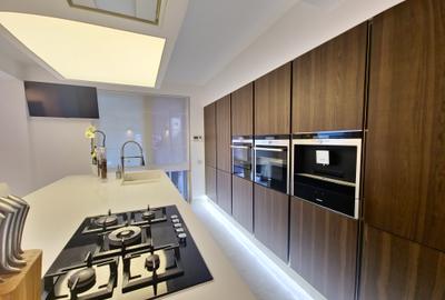 Vila deosebita  la un pas de mare mobilata si utilata - 10