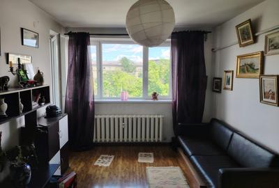 Apartament cu 3 camere semidecomandat, mobilat în Drumul Taberei