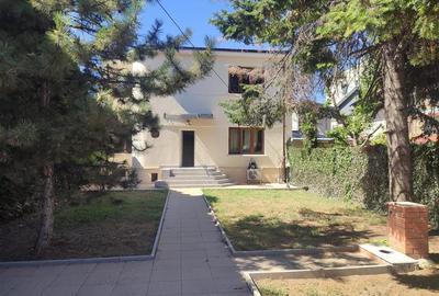Casă cu 4 camere în Tineretului