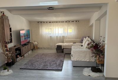 Apartament cu 3 camere decomandat, mobilat în Vitan