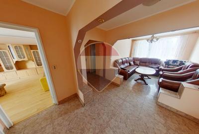 Apartament cu 4 camere de vânzare