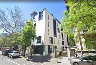 Apartament cu 4 camere semidecomandat, mobilat în P-ța Romană