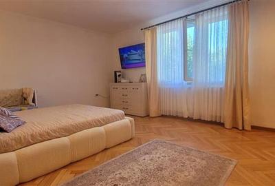 Apartament cu 3 camere semidecomandat, mobilat în Central