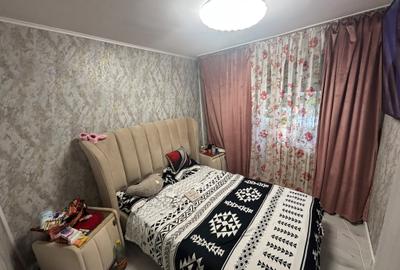 Apartament cu 3 camere semidecomandat în Podu Roș