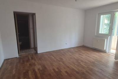 Apartament cu 2 camere semidecomandat în Centrul Civic