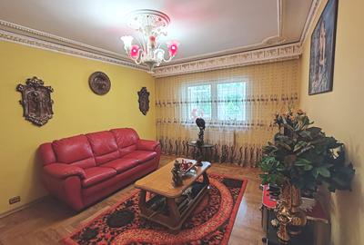 Apartament cu 3 camere semidecomandat în Tractorul