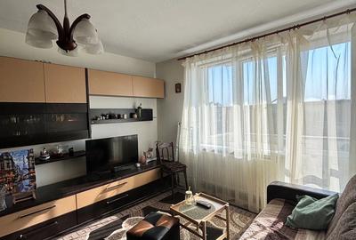 Apartament cu 3 camere semidecomandat în Tractorul