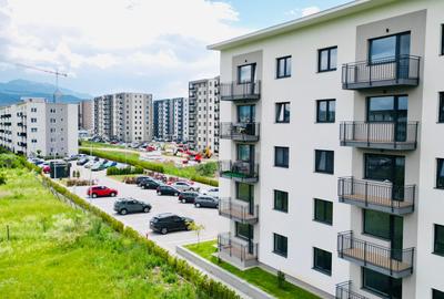 Apartament cu 3 camere decomandat în Tractorul