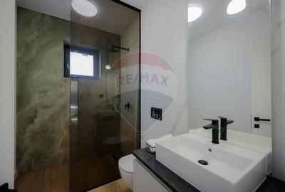 De vânzare Vilă cu 8 camere în Sânmartin, 290 mp util, teren 1100 mp - 33