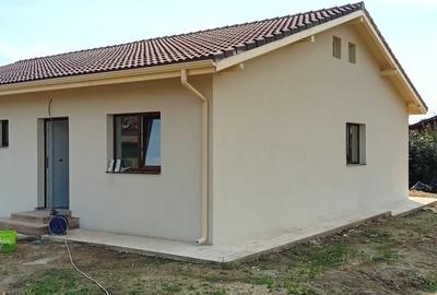 Vand 1/2 Duplex pe parter in Sanmihaiu Roman