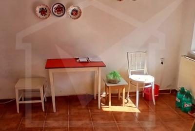 Casa in zona semicentrala, singur in curte, acces auto, spatiu mare de parcare - 1