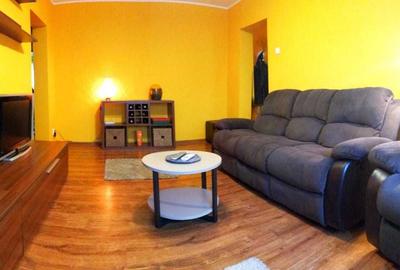 Apartament cu 3 camere semidecomandat, mobilat în Podu Roș