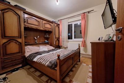Apartament cu 3 camere decomandat, mobilat în Torontalului