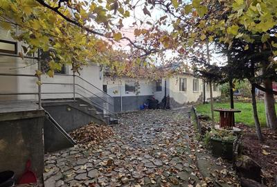 Închiriere imobil Brașov, zonă centrală, strada Aurel Vlaicu, curte - 1