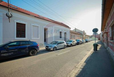 Apartament cu 4 camere de vânzare, ultracentral