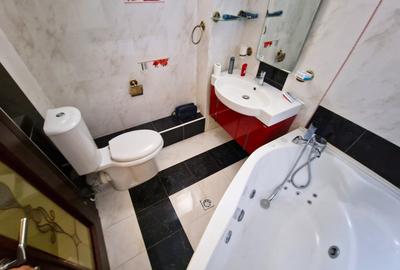 De închiriat Apartament de 3 Camere, Vedere la Mare, în Centru, 180mp utili. - 10