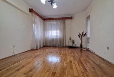 Apartament cu 3 camere decomandat, mobilat în Central