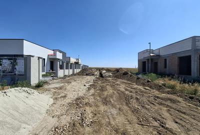 800 mp (loturi de 400 mp), deschidere 40 m, drum 11 m, langa vile in constructie - 1