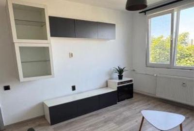 Apartament 3 camere decomandat in bloc de 4 etaje metrou Romancierilor - 2