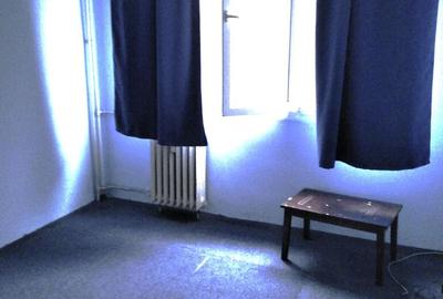 Apartament cu 3 camere semidecomandat în Rahova