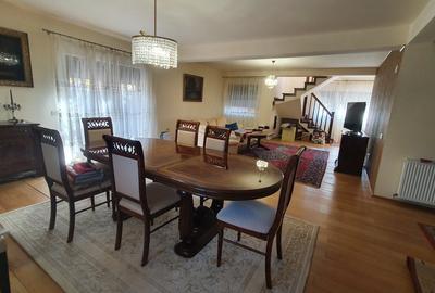 Casă individuală cu 7 camere în Dumbrăvița