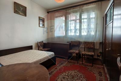 Apartament cu 2 camere  nerenovat, de vânzare în zona 1 Mai - 3