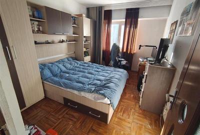 Apartament cu 4 camere decomandat în Nicolina