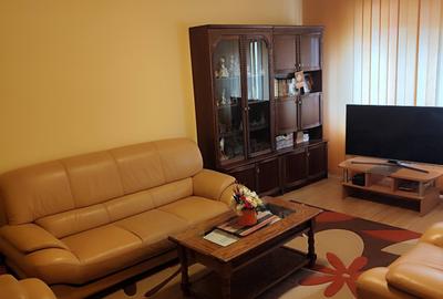 Apartament cu 3 camere decomandat, mobilat în Nicolina