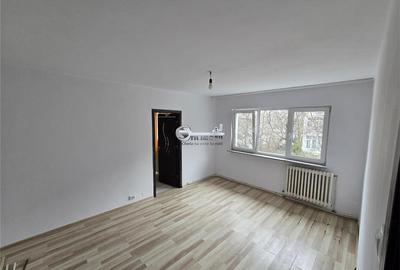 Apartament cu 3 camere semidecomandat în Mircea cel Bătrân