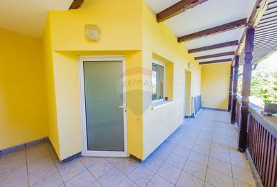 Casă cu 7 camere, 10 ari de vânzare la drumul principal cu 2 intrari - 23