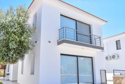 Vilă semi-decomandată cu 5 camere, 3 bai, la 800m de mare - 1