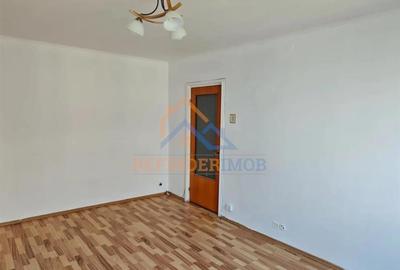 Apartament cu 3 camere semidecomandat în Alexandru Obregia