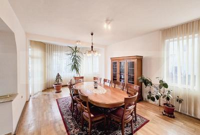 Casă individuală cu 8 camere în Gruia