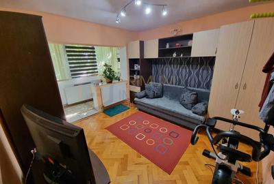 Apartament cu 3 camere decomandat, mobilat în Aradului