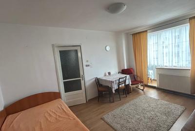 Apartament cu 3 camere semidecomandat în Colonia Bod