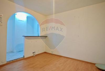 Apartament cu 5 camere semidecomandat în Aviației