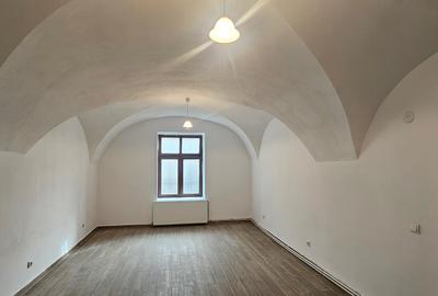 Inchiriez spatiu cu schimbarea de destinatie in alimentatie publica,Piata Mare - 2