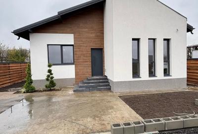 Casă individuală cu 4 camere în Domnești