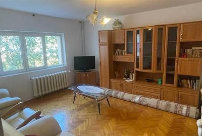 Apartament cu 3 camere decomandat în Vitan