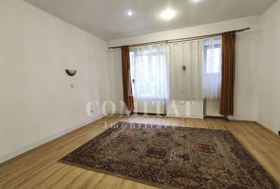Apartament cu 3 camere semidecomandat, mobilat în Ultracentral