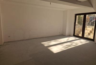 Spatiu comercial 130 mp - demisol - Faleza Nord - 128.000 euro   (Cod E8) - 1
