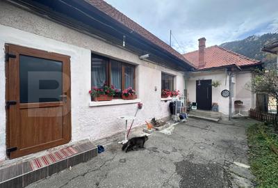 Casă cu 3 camere decomandat în Schei