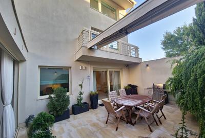 Vila deosebita  la un pas de mare mobilata si utilata - 54