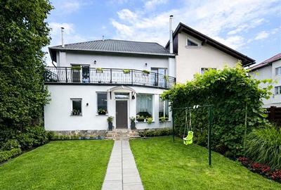 Casa in apreciabil potential,cu terase, curte,gradina echipata,2 pivnite,Str. Ro - 1