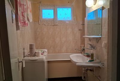 Apartament cu 3 camere semidecomandat în Podu Roș