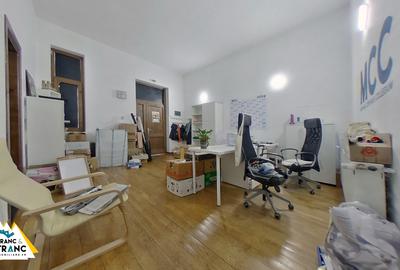 Birou / Apartament generos cu 3 camere cu vedere catre Primaria Arad