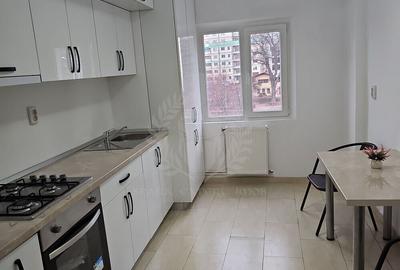Apartament cu 4 camere decomandat în Republicii