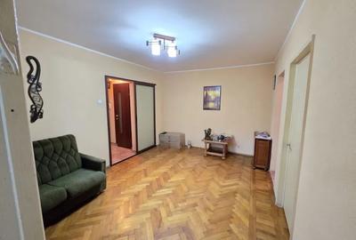 Apartament cu 3 camere semidecomandat în Micro 16